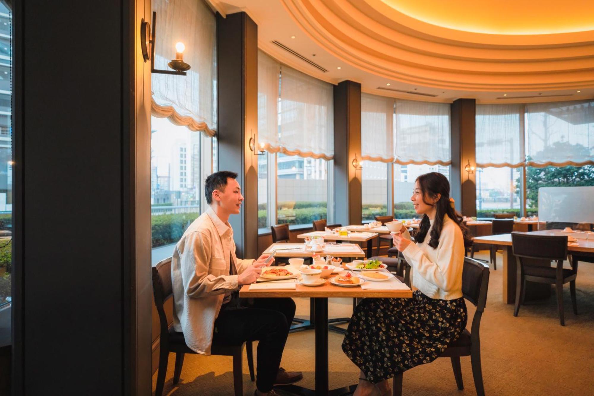 Hotel Okura Fukuoka Fukuoka  Ngoại thất bức ảnh A couple dining at a restaurant in Japan