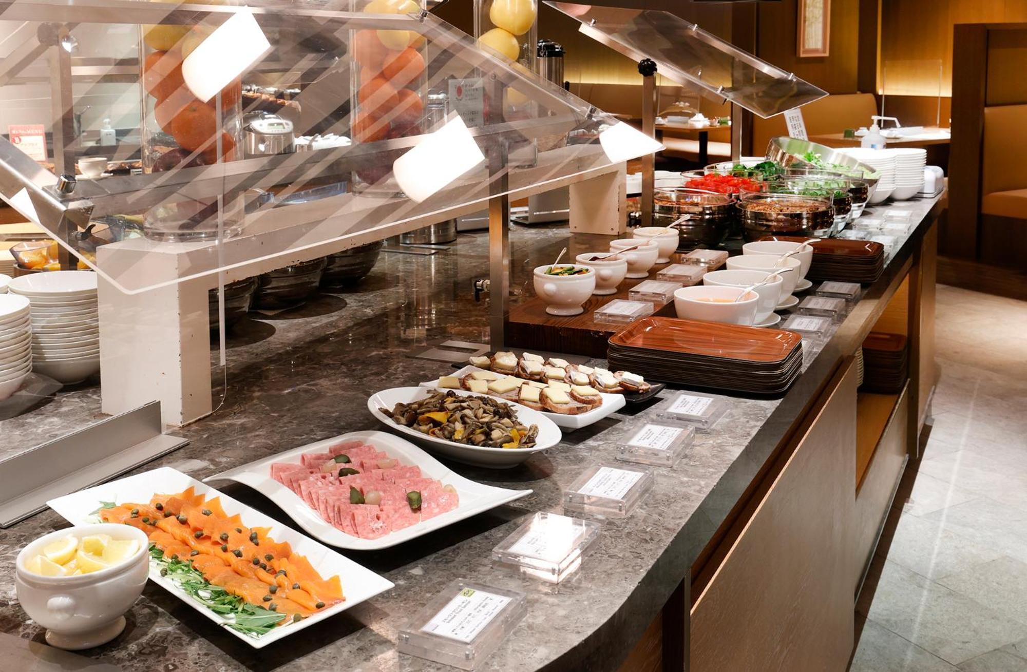 Hotel Okura Fukuoka Fukuoka  Ngoại thất bức ảnh A buffet at a hotel