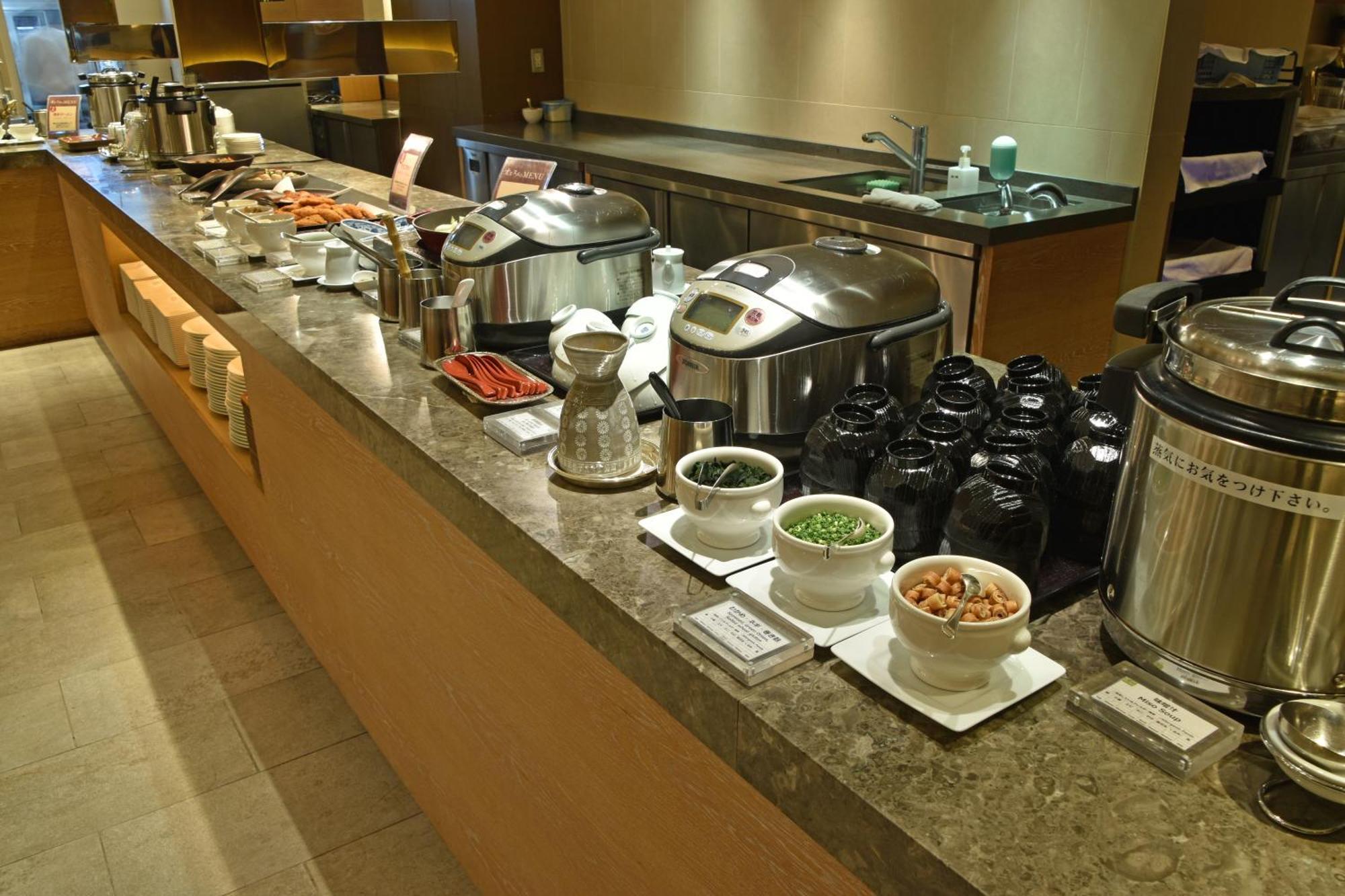 Hotel Okura Fukuoka Fukuoka  Ngoại thất bức ảnh A buffet at a hotel